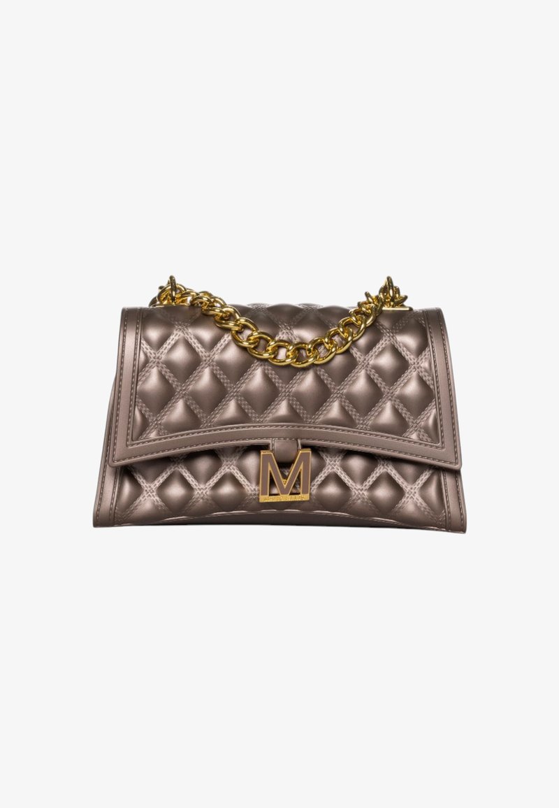 Clutch metallizzato taupe trapuntato con chiusura a patta, tracolla in catena dorata e un'emblema "M" dorato al centro anteriore.