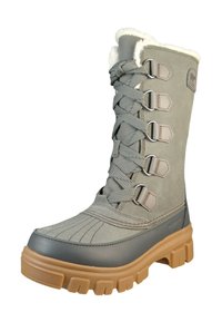 Grijze winterlaars met een zachte, witte nepbontvoering, vetersluiting aan de voorkant, rubberen zool en waterdichte bovenkant. Heeft een versterkte neus en een patroon in de detailing.