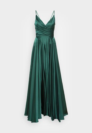 Abito in satin verde con scollo a V, busto aderente e gonna fluida. Include spalline sottili e una superficie liscia e lucida.