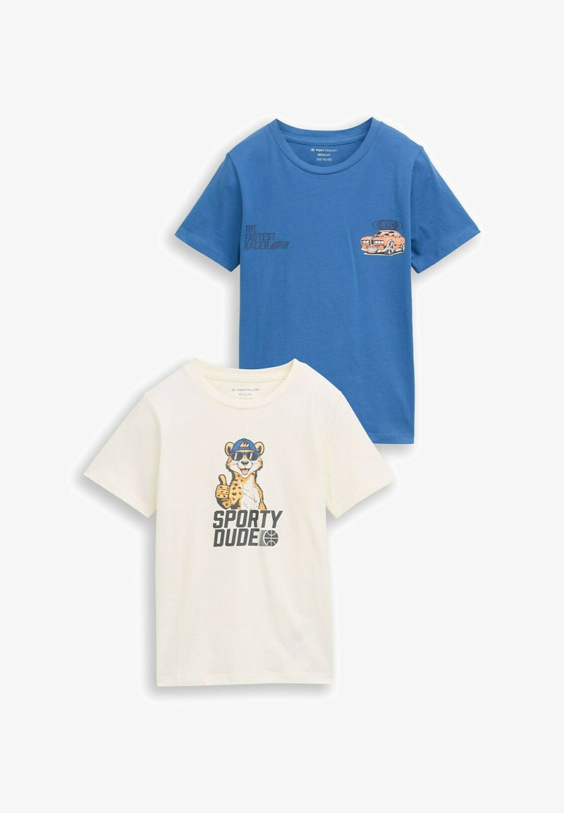 T-shirt bleu avec un graphisme de voiture et le texte "Le Coureur le Plus Rapide", et t-shirt blanc avec un guépard dessin animé portant une casquette et le texte "Sporty Dude".