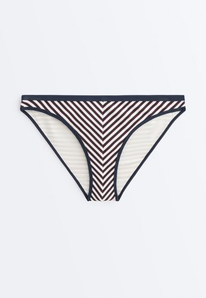 Dámské bikiny s tmavomodrým lemem a diagonálním pruhovaným vzorem v bílé, tmavě modré a vínové barvě tvořícím vzor chevron.