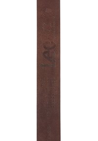 Brauner Lederarmband mit strukturierter Oberfläche, ausgestattet mit geprägtem Branding und einer glatten, geraden Kante. Misst ungefähr 2,5 cm in der Breite.