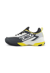 Scarpa sportiva con parte superiore bianca, dettagli grigi e suola gialla. Presenta un logo "MUNICH" in evidenza e pannelli testurizzati per una migliore presa.
