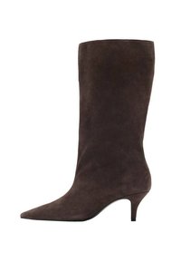 Botte en daim marron hauteur genou avec un bout pointu et un talon de hauteur intermédiaire, présentant une texture lisse et un design élégant.