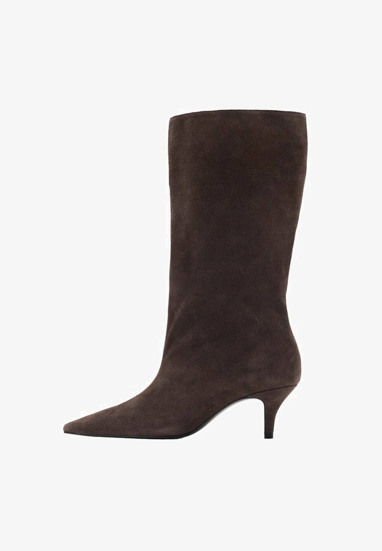 Ruske suede čizme do koljena s šiljastim vrhom i srednje visokom potpeticom, koje imaju glatku teksturu i elegantan dizajn.