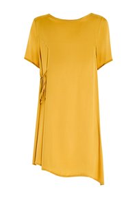 Tunic gialla senape con maniche corte, orlo asimmetrico e dettaglio a fiocco laterale; realizzata in tessuto leggero e morbido.