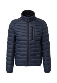 Granatowa kurtka puchowa z wysokim kołnierzem, poziomym pikowaniem i zamkiem błyskawicznym po lewej stronie na piersi. Posiada czerwony zamek błyskawiczny i elastyczne mankiety.