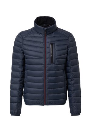 Granatowa kurtka puchowa z wysokim kołnierzem, poziomym pikowaniem i zamkiem błyskawicznym po lewej stronie na piersi. Posiada czerwony zamek błyskawiczny i elastyczne mankiety.