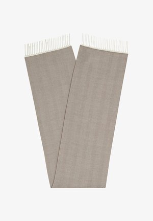 Šedá šála s vzorem rybí kosti, vyrobená z měkké látky, s bílými střapci na každém konci pro zvýraznění detailů.