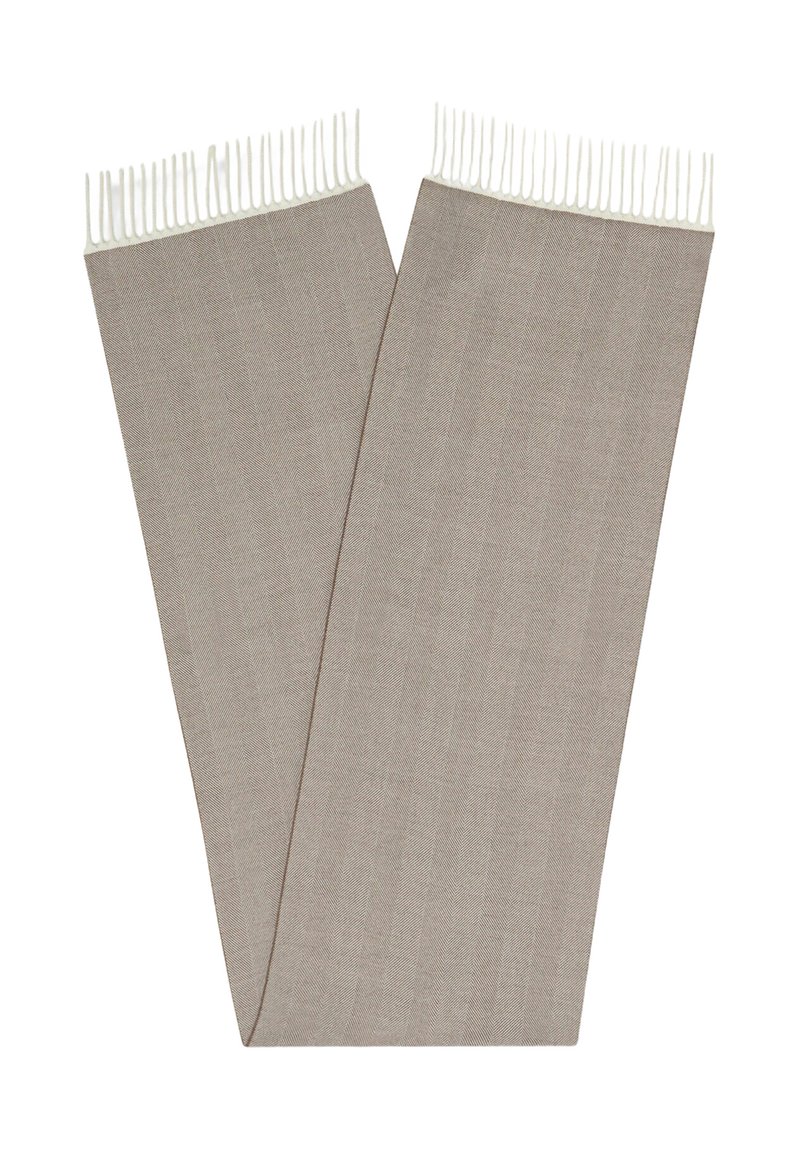 Szary wzorzysty szalik wykonany z miękkiej tkaniny, z motywem jodełki i białymi frędzlami na obu końcach dla dodatkowego efektu.