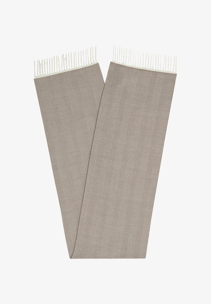 Szary wzorzysty szalik wykonany z miękkiej tkaniny, z motywem jodełki i białymi frędzlami na obu końcach dla dodatkowego efektu.