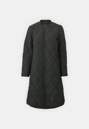 Abrigo negro acolchado con un patrón de diamantes, mangas largas, cuello acanalado y cierre de cremallera frontal, con un diseño recto hasta la rodilla.