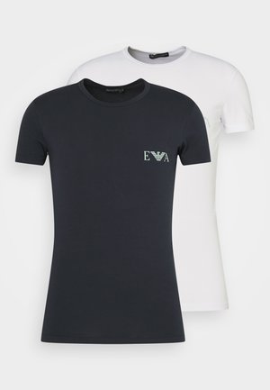 Pack de dos camisetas: una negra con un logo verde "EVA", de material de algodón; una blanca sin gráficos. Ambas cuentan con un clásico escote redondo.