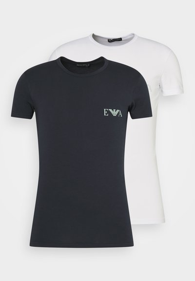 Pack de dos camisetas: una negra con un logo verde "EVA", de material de algodón; una blanca sin gráficos. Ambas cuentan con un clásico escote redondo.