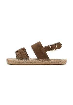 Sandal in suede marrone con cinturino intrecciato sulla punta, cinturino anklo largo e fibbia metallica regolabile. Suola avvolta in juta per un tocco di texture in più.