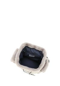 Bolsa redonda y suave con un exterior esponjoso de color blanco roto, interior azul marino, cierre con cordón y un bolsillo con cremallera. Forrada con material de felpa.