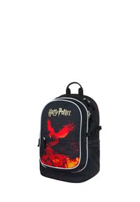 Černý batoh s grafikou červeného fénixe, textem "Harry Potter", šedými zipy a nastavitelné boční popruhy, vyrobený z odolného materiálu.