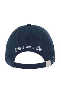 Marineblaues Basecap mit gebogenem Schirm, verstellbarem Riemen und gesticktem Text auf der Rückseite, der "Das ist kein Cap" lautet. Glatte Stoffoberfläche.