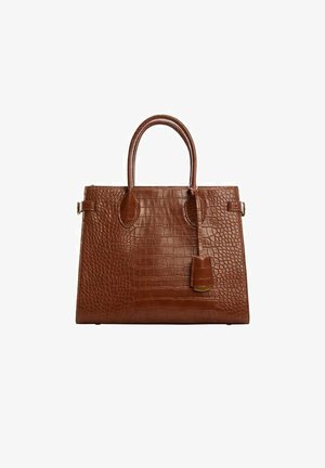 Braune Lederhandtasche mit Krokodilmuster, zwei Henkeln, goldener Hardware und rechteckiger, strukturierter Form vor weißem Hintergrund.