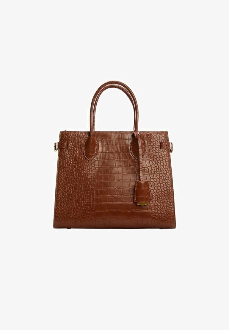 Sac à main en cuir marron avec motif crocodile, deux poignées, accessoires dorés et forme structurée rectangulaire sur fond blanc.