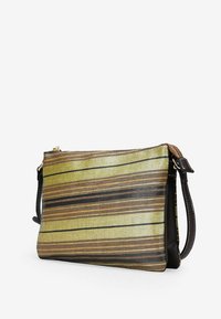 Borsa a pochette a strisce con un design metallizzato in oro, marrone e nero. Realizzata in materiale testurizzato, con una tracolla regolabile e dettagli in oro sulla cerniera.