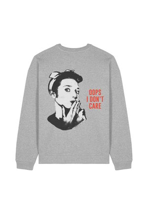 Grijze sweatshirt met een zwarte afbeelding van een persoon met een boog, tekst "OOPS I DON'T CARE" in oranje, ronde halslijn en geribde mouwen.