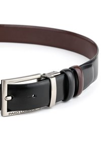 Czarny skórzany pasek o gładkiej fakturze, z metalową klamrą w kolorze srebrnym i ciemnobrązowymi skórzanymi akcentami w pobliżu klamry.