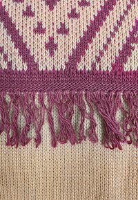 Dziany szalik z geometrycznym wzorem w odcieniach kremowym i bordowym, z frędzlami na krawędziach dla dodatkowej tekstury.