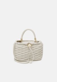 Borsa intrecciata di colore crema con una forma strutturata, dotata di manico rotondo, hardware dorato e chiusura con coulisse per un accesso sicuro.