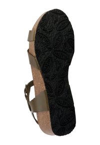 Semelle de sandale en liège avec une semelle extérieure en caoutchouc noir texturé, dotée de sangles brunes et d'une boucle, de forme courbée et avec une finition en matériau naturel.