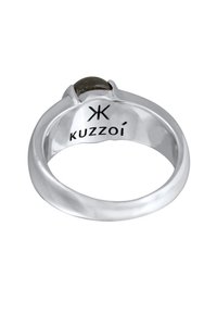 Silverringar med en rund cabochonsten på en slät band. Logotypen "KUZZOI" graverad på den inre ytan. Minimalistisk design.