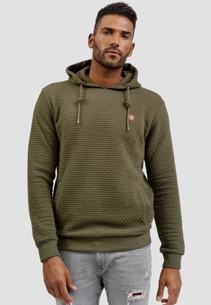 Olijfgroene hoodie met een gestructureerd, gevoerd patroon, verstelbare trekkoorden en een ronde logopatch op de borst; ribgebreide manchetten en zoom.