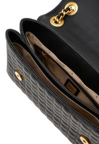 Borsa a tracolla nera imbottita con hardware dorato. Presenta una parte superiore liscia e un interno foderato con più scomparti.