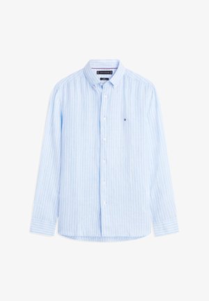 Vaaleansininen pitkähihainen nappipaita, jossa on valkoiset pystysuorat raidat, napillinen kaulus ja pieni kirjailtu logo vasemmassa rinnassa.