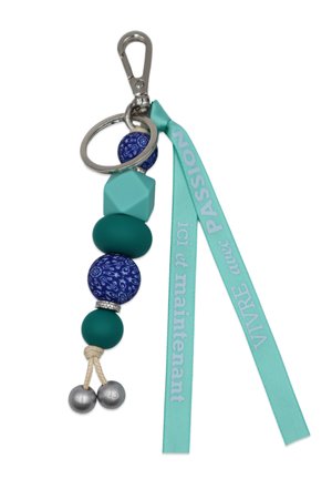 Portachiavi con perline in gomma turchese e ceramica, anello in argento e nastro. Presenta forme geometriche, motivi e testo inciso.