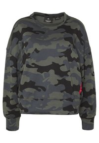 Sweat-shirt camouflage dans des tons de vert et de noir, avec un col rond, des manches longues et une étiquette de marque rouge sur le côté.