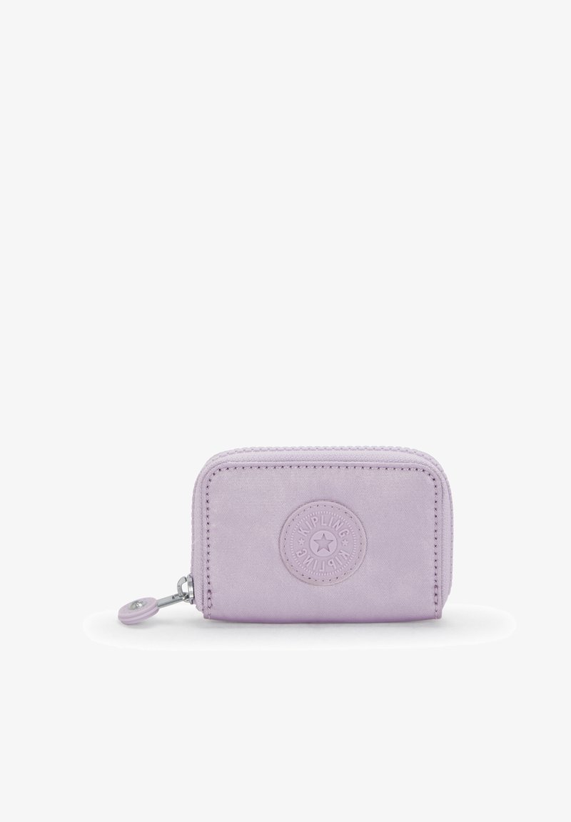 Pequeño estuche rectangular de lavanda con cremallera, con parche redondo del logo de Kipling y una pestaña de tela para tirar de la cremallera en el lado izquierdo.