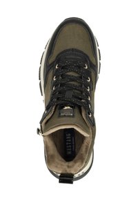 Grüne Wildleder- und schwarze Leder-Sneaker mit runder Zehenpartie, Schnürdesign, gepolstertem Kragen und strukturiertem weißen Sockel. Mit einem Logoschild auf der Zunge.