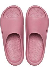 Infradito rosa in gomma con una finitura liscia, dotati di sostegni per le dita e suole interne con texture per una migliore presa, contrassegnati con "crocs" sul lato.
