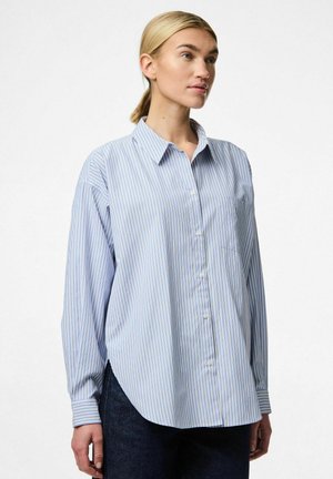 Lichtblauwe gestreepte button-up blouse met een standaardkraag, lange mouwen en een borstzak. De stof lijkt soepel en lichtgewicht.