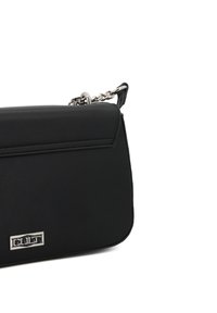 Borsa nera realizzata in materiale liscio, con una forma piatta, una tracolla in catena argentata e una placca logo rettangolare sul davanti.