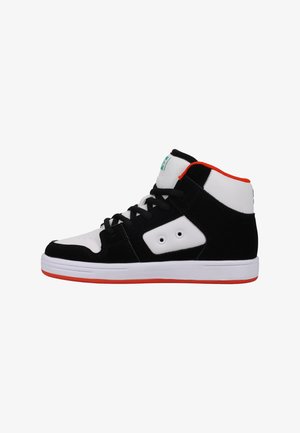 Zapatillas altas de gamuza negra y cuero blanco con acentos naranjas, que cuentan con un cuello acolchado y cordones planos negros.