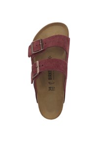 Sandalo slide in suede borgogna con due cinghie regolabili e fibbie in metallo; soletta sagomata con finitura in sughero naturale. Taglia 38.