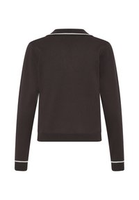 Pull à manches longues brun foncé avec bordure blanche au col et aux poignets, vu de dos sur fond blanc.
