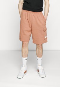 Nike Sportswear CLUB CARGO - Calças de fato de treino - mineral clay/white