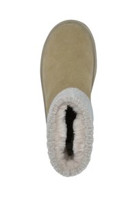 Beige Wildlederstiefel mit einer weichen weißen Fellfütterung, runder Form, elastischem Schaft und flacher Gummisohle. Das Innenfutter hat eine samtige Textur.