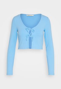 Modrý žebrovaný dlouhý rukáv crop top s hlubokým výstřihem do V a předním otvorem se šněrováním. Měkká textura a přiléhavý střih.