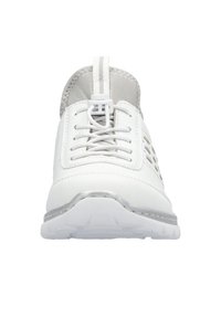 Sneaker bianco con tomaia in pelle liscia, pannelli laterali in rete, lacci a contrasto e suola imbottita con un accento metallico argento.