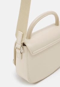 Tommy Jeans ORIGIN CROSSOVER - Håndveske - newsprint