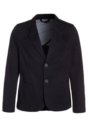 Blazer nero da uomo con due bottoni, rever a lancia, tasche a toppa frontali e una tasca a filetto sul petto, mostrato su sfondo bianco.